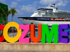 Las 5 Mejores Playas de Cozumel para Vacacionar Letrero de Cozumel México con Ferry atrás
