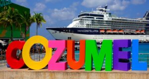 Las 5 Mejores Playas de Cozumel para Vacacionar Letrero de Cozumel México con Ferry atrás