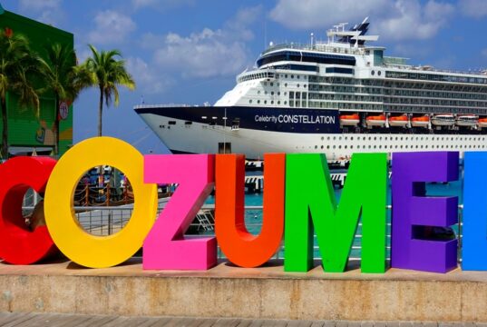 Las 5 Mejores Playas de Cozumel para Vacacionar Letrero de Cozumel México con Ferry atrás