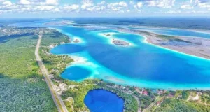 Playa de Bacalar, Quintana Roo: Todo lo que necesitas saber antes de viajar Playa Laguna Bacalar vista desde el cielo