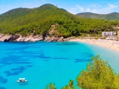 Playas de Monte Gordo: El encanto natural de la Costa Esmeralda Playas de Monte Gordo