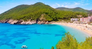 Playas de Monte Gordo: El encanto natural de la Costa Esmeralda Playas de Monte Gordo